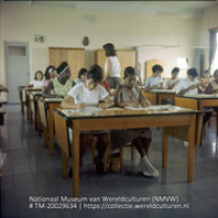 Klaslokaal in Huishoudschool Mater Dei (Collectie Wereldculturen, TM-20029634), Lawson, Boy (1925-1992)