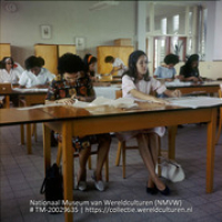 Klaslokaal in Huishoudschool Mater Dei (Collectie Wereldculturen, TM-20029635), Lawson, Boy (1925-1992)