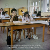 Klaslokaal in Huishoudschool Mater Dei (Collectie Wereldculturen, TM-20029637)