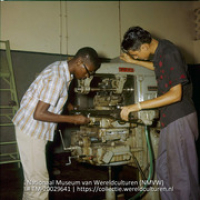 Leerlingen op de John F. Kennedy Technische School (Collectie Wereldculturen, TM-20029641), Lawson, Boy (1925-1992)