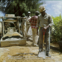 Arbeiders aan het werk met betonmolen (Collectie Wereldculturen, TM-20029642), Lawson, Boy (1925-1992)