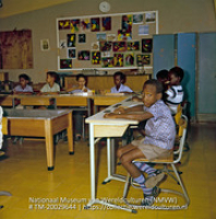 Klaslokaal in een school voor bijzonder lager onderwijs (Collectie Wereldculturen, TM-20029644), Lawson, Boy (1925-1992)