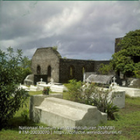 Begraafplaats met oude graven en ruïnes van de uit 1774 daterende Nederlands Hervormde Kerk (St. Eustatius) (Collectie Wereldculturen, TM-20030070), Lawson, Boy (1925-1992)