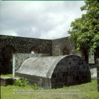 Oude graven en ruïnes van de uit 1774 daterende Nederlands Hervormde Kerk (St. Eustatius) (Collectie Wereldculturen, TM-20030072), Lawson, Boy (1925-1992)