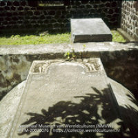 Oude graven bij de ruïnes van de uit 1774 daterende Nederlands Hervormde Kerk (St. Eustatius) (Collectie Wereldculturen, TM-20030076), Lawson, Boy (1925-1992)