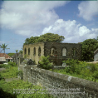 Ruïnes van de Joodse synagoge Honen Dalim (St. Eustatius) (Collectie Wereldculturen, TM-20030084), Lawson, Boy (1925-1992)