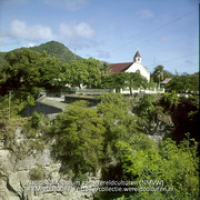 Gezicht op Oranjestad vanaf Fort Oranje, in het midden de Rooms-katholieke kerk (Collectie Wereldculturen, TM-20030087), Lawson, Boy (1925-1992)