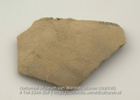 Fragment van een aardewerken urn (Collectie Wereldculturen, TM-2344-204)