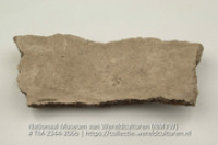 Fragment van een aardewerken urn (Collectie Wereldculturen, TM-2344-206b)