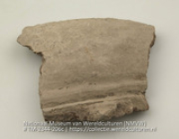 Fragment van een aardewerken urn (Collectie Wereldculturen, TM-2344-206c)