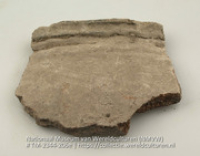 Fragment van een aardewerken urn (Collectie Wereldculturen, TM-2344-206e)