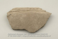 Fragment van een aardewerken urn (Collectie Wereldculturen, TM-2344-206f)
