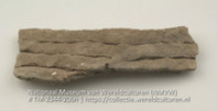 Fragment van een aardewerken urn (Collectie Wereldculturen, TM-2344-206h)