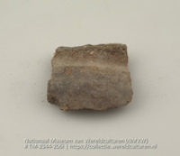Fragment van een aardewerken urn (Collectie Wereldculturen, TM-2344-206i)
