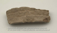 Fragment van een aardewerken urn (Collectie Wereldculturen, TM-2344-206j)