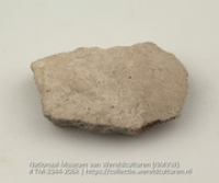 Fragment van een aardewerken urn (Collectie Wereldculturen, TM-2344-206k)
