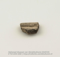 Fragment van een aardewerken urn (Collectie Wereldculturen, TM-2344-206l)