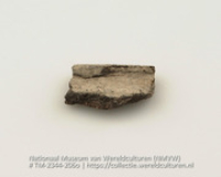Fragment van een aardewerken urn (Collectie Wereldculturen, TM-2344-206o)