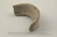 Fragment van een aardewerken urn (Collectie Wereldculturen, TM-2344-206q)