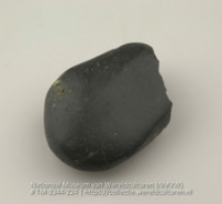 Zwarte steen, vermoedelijk een vuistbijl (Collectie Wereldculturen, TM-2344-224)