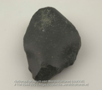 Zwarte steen, vermoedelijk een vuistbijl (Collectie Wereldculturen, TM-2344-225)
