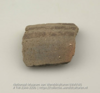Aardewerken fragment met resten van beschildering (Collectie Wereldculturen, TM-2344-229b)