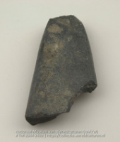 Steen, vermoedelijk een artefact (Collectie Wereldculturen, TM-2344-242b)