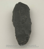 Steen, vermoedelijk een artefact (Collectie Wereldculturen, TM-2344-242c)