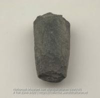 Steen, vermoedelijk een artefact (Collectie Wereldculturen, TM-2344-242d)