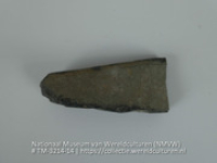 Fragment van een stenen bijlkling (Collectie Wereldculturen, TM-3214-14)