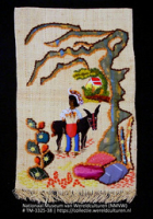 Wandversiering van stro met een afbeelding van een meisje en ezel (Collectie Wereldculturen, TM-3325-38)