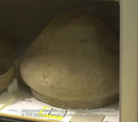 Aardewerken pot met puntig toelopende bodem, vermoedelijk een urn (Collectie Wereldculturen, TM-3603-1)