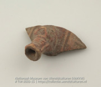 Afgebroken tuit van een aardewerken kruik met beschildering (Collectie Wereldculturen, TM-3603-15)
