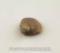Afgebroken dierenkop afkomstig van een aardewerken pot (Collectie Wereldculturen, TM-3603-17)