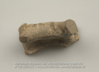 Aardewerken hengsel van een aardewerk (Collectie Wereldculturen, TM-3603-23)