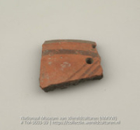 Randfragment van een aardewerken pot met gaatje en beschildering (Collectie Wereldculturen, TM-3603-39)