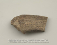Handvat van aardewerken voorwerp met resten van beschildering (Collectie Wereldculturen, TM-3603-40)