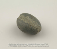 Bewerkte kiezelsteen, vermoedelijk een slingersteen (Collectie Wereldculturen, TM-3603-45)