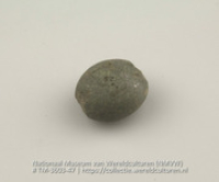 Bewerkte kiezelsteen, vermoedelijk een slingersteen (Collectie Wereldculturen, TM-3603-47)