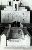 Het graf van pater provicaris Ambrosius Saris (Collectie Wereldculturen, TM-60060965)