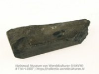 Platte steen, vermoedelijk een slijpsteen (Collectie Wereldculturen, TM-H-2887)