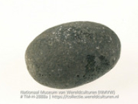 Steen uit de prehistorie, vermoedelijk een wrijfsteen (Collectie Wereldculturen, TM-H-2888a)