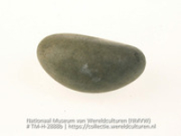 Steen uit de prehistorie, vermoedelijk een wrijfsteen (Collectie Wereldculturen, TM-H-2888b)