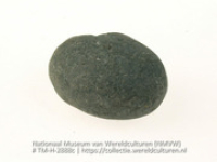 Steen uit de prehistorie, vermoedelijk een wrijfsteen (Collectie Wereldculturen, TM-H-2888c)