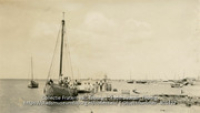 Vissershaven. Op achtergrond stoomboot van de Lago Oil Company, Fraters van Tilburg