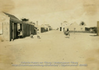 Oranjestad. Typische oude straat met lantaarn