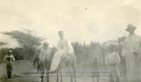 Twee fraters op ezels, een derde frater staand rechts. Groepje jongens staat erbij, Fraters van Tilburg