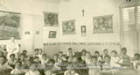Frater met leerlingen in een klaslokaal, Fraters van Tilburg